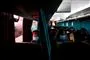 I Peru sidder passagererne i en bus adskilt af gardiner og med hver deres visir og mundbind. 
