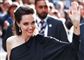 Angelina Jolie vinker