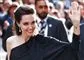 Angelina Jolie vinker