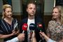 Sofie Carsten Nielsen, Morten Østergaard og Ida Auken står bag mikrofoner 