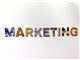 Marketing skrevet med forskellige bogstaver og farver