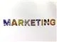Marketing skrevet med forskellige bogstaver og farver