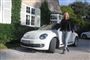 Janni Ree foran hus og hvis Beetle
