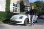 Janni Ree foran hus og hvis Beetle