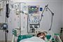 En mand i en hospitalsseng