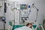 En mand i en hospitalsseng