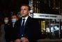 Billede af Macron og nogle andre mænd foran en lille skole 
