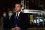 Billede af Macron og nogle andre mænd foran en lille skole 