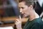 Statsminister Mette Frederiksen med alvorlig mine og en løftet pegefinger hun ses i profil