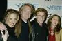 Robert Redford sammen med sin nu afdøde søn James, James kone Kyle og sin datter Amy.
