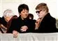 Robert Redford med solbriller i vintersol. Han holder sin kone i hånden. De har begge mørke vinterfrakker på.