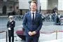 Jeppe Kofod iført blåt jakkesæt under åbningen af folketinget. Han smiler til fotograferne. 