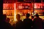 Silhoutter foran en oplyst bar