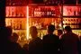 Silhoutter foran en oplyst bar