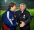 Fodboldtræneren Ebbe Skovdahl hilser på sin nevø Michael Laudrup efter en kamp i 2003
