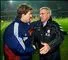 Fodboldtræneren Ebbe Skovdahl hilser på sin nevø Michael Laudrup efter en kamp i 2003