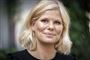 Nærbillede af Sofie Linde med kort lyst pagehår og et sødt smil. 