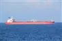 rødt tankskib sejler på havet  