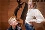 Noah Storm Otto kigger op på Flora Ofelia Hofmann Lindahl med et smil