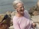 dronning margrethe smiler mens hun går ved stranden 