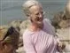 dronning margrethe smiler mens hun går ved stranden 