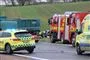 ambulancer og lægebiler holder på vejen ved trafikulykke