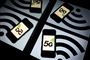 En masse mobiltelefoner med et 5G på skærmen