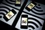 En masse mobiltelefoner med et 5G på skærmen