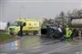 En ambulance holder ved en smadret varevogn