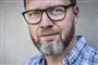 komikeren Lasse Rimmer med briller og ternet skjorte