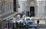 politistyrker foran kirke i Nice