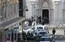 politistyrker foran kirke i Nice