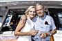 Karsten Ree med arm om Janni ombord på yacht.