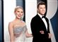 skuespilleren Scarlett Johansson og komikeren Colin Jost i gallatøj