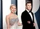 skuespilleren Scarlett Johansson og komikeren Colin Jost i gallatøj