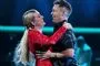 Vicky Knudsen i rød kjole med sin dansepartner Martin Reichardt