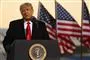 Trump på talerstolen med amerikanske flag i baggrunden