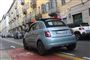 Fiat 500e bagfra i en gade