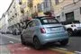 Fiat 500e bagfra i en gade