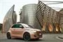 Fiat 500e ved en futuristisk bygning