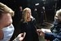 Pernille Vermund svarer på spørgsmål fra to journalister med mundbind på 