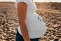 En gravid mave set fra siden. 