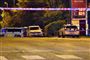 Tre politibiler ses ved tankstationen. Man ser også politiets hvid og rød-stribet afspæringsbånd. 