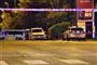 Tre politibiler ses ved tankstationen. Man ser også politiets hvid og rød-stribet afspæringsbånd. 