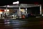 Tankstationen hvor skudene faldt. Billedet er taget i mørke. Der er to parkerede biler på tanken - en blå og en sølvfarvet.