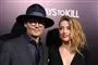 Johnny Depp med stor sort hat og briller sammen med ekskonen Amber Heard