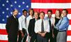 De medvirkende i West Wing med Martin Sheen i midten foran et amerikansk flag