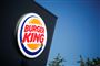 Burger King-skilt lyser op på en mørk bygning
