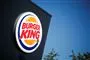 Burger King-skilt lyser op på en mørk bygning