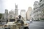 En soldat med riffel foran en Hummer-jeep midt i Philadelphia